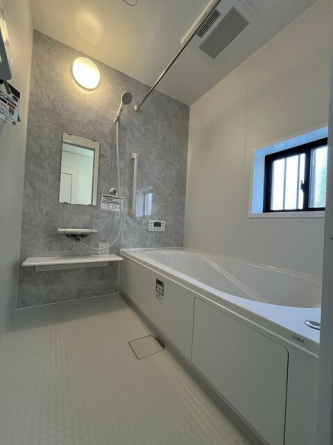 足を伸ばしてもゆったりできるバスルームです♪(弊社施工例)