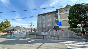 松山市立久米小学校まで446m