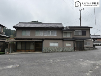 【外観】 9DKの広々としたお家
多羅尾小学校まで徒歩2分!
緑豊かな住宅地♪