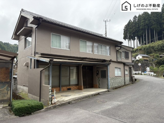 【外観】 9DKの広々としたお家
多羅尾小学校まで徒歩2分!
緑豊かな住宅地♪