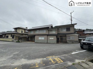 【外観】 9DKの広々としたお家
多羅尾小学校まで徒歩2分!
緑豊かな住宅地♪