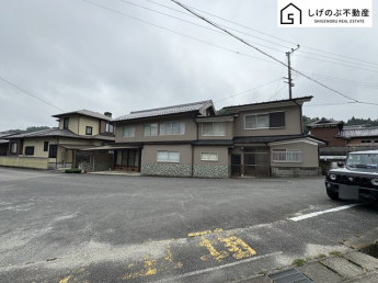 【外観】 9DKの広々としたお家
多羅尾小学校まで徒歩2分!
緑豊かな住宅地♪
