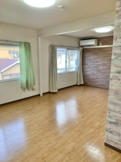 入口すぐの部屋。日当たり良好です