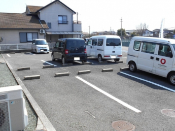 【駐車場】 【駐車場】