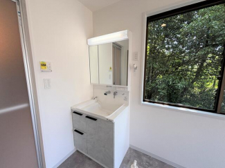 【リフォーム完了】洗面台は新品に交換。三面鏡の裏側は収納スペ