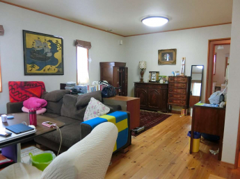 【居間・リビング】 床は無垢フローリングです。