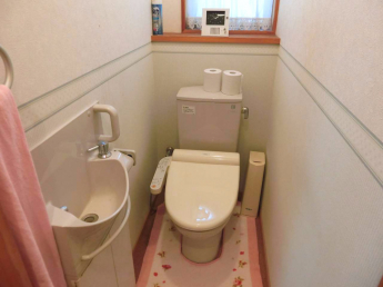 【トイレ】 1階トイレはウォシュレット、手洗い付。