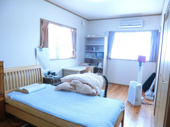 【寝室】 日当たり良好な2階寝室です。