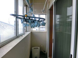 【バルコニー】 バルコニーは窓で仕切ると室内物干し場になります。花粉の苦手な方、共働きで天気が気になる方にはもってこいです。