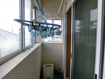 【バルコニー】 バルコニーは窓で仕切ると室内物干し場になります。花粉の苦手な方、共働きで天気が気になる方にはもってこいです。