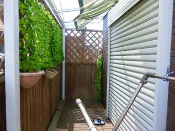 【その他設備】 リビングの窓は電動の雨戸付、ルーバーにもなっているので目隠しに最適です。