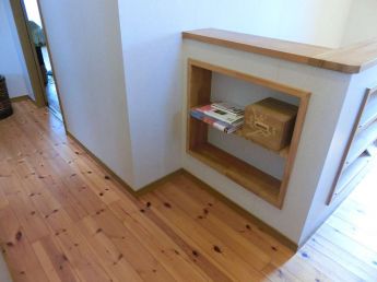 【その他設備】 階段に設置されている小物入れがお洒落で便利。