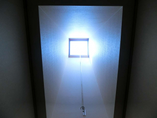 【その他】 天井高くにある天窓は簡単操作で開け閉めができ、風がよく通ります。