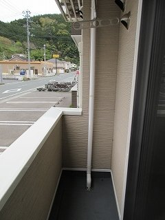 【バルコニー】 外からの目が気にならないバルコニーで洗濯物が干せます