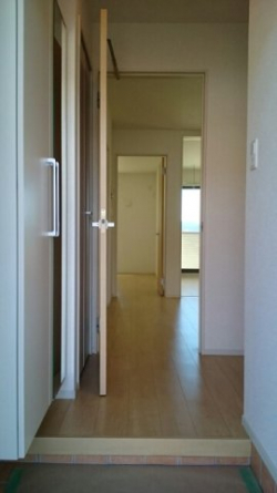 【玄関】 収納もある玄関です