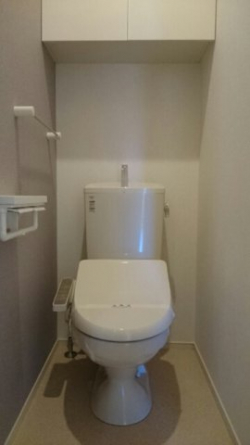 【トイレ】 落ち着いた色調のトイレです