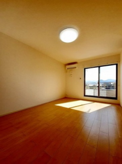 【内装】 明るい色調の室内です