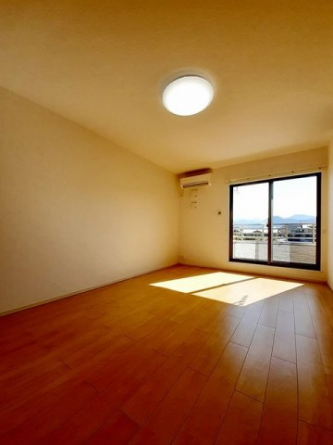 【内装】 明るい色調の室内です