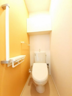 【トイレ】 落ち着いた色調のトイレです