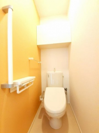 【トイレ】 落ち着いた色調のトイレです