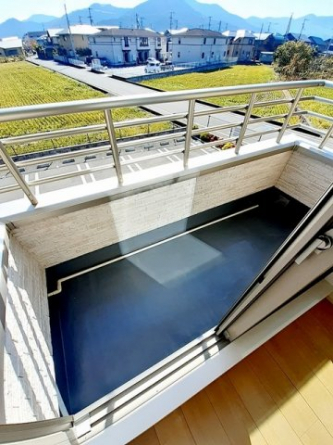 【バルコニー】 外からの目が気にならないバルコニーで洗濯物が干せます