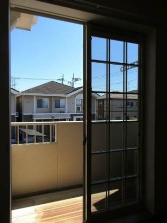 【バルコニー】 暖かな日差しのふりそそぐバルコニー
