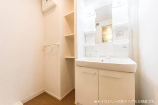 【洗面所】 明るい洗面所です