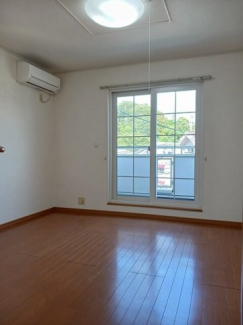 【内装】 明るい色調の室内です