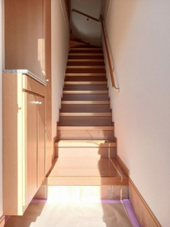 【玄関】 落ち着いた玄関です