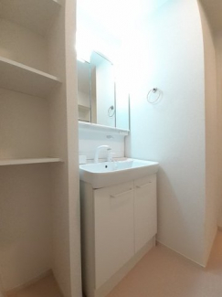 【洗面所】 明るい洗面所です