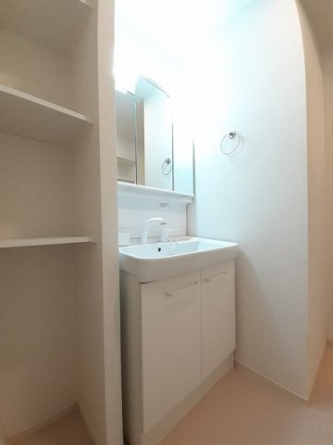 【洗面所】 明るい洗面所です