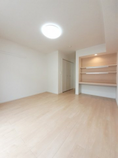 【内装】 明るい色調の室内です