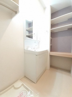 【洗面所】 脱衣スペースもあります