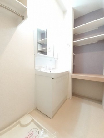 【洗面所】 脱衣スペースもあります