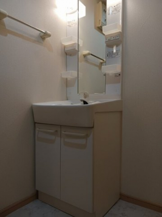 【洗面所】 明るい洗面所です
