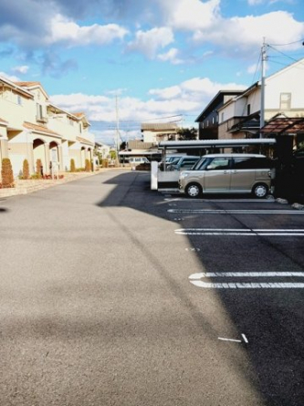 【駐車場】 駐車場があるので、車を買う予定の方も安心です
