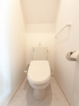 【トイレ】 コンパクトで使いやすいトイレです