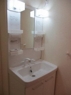 【洗面所】 脱衣スペースもあります