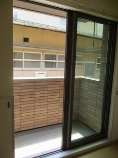 【バルコニー】 外からの目が気にならないバルコニーで洗濯物が干せます