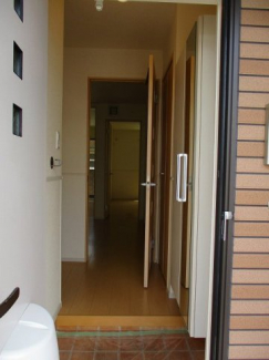 【玄関】 明るい玄関です