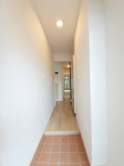 【玄関】 収納もある玄関です