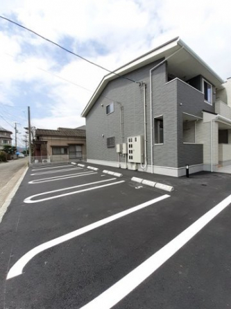 【駐車場】 車をお持ちの方に嬉しい駐車場付きの物件です