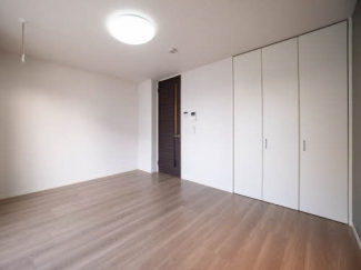 【洋室】 照明や室内物干しもあります