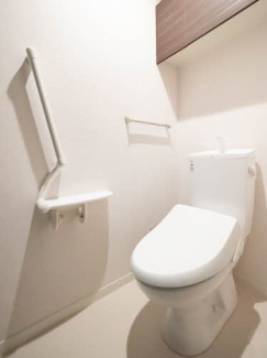 【トイレ】 おしゃれな手すりの付いた温水洗浄便座です。収納棚もあります♪