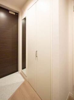 【玄関】 全身ミラーもあるので朝の身だしなみもバッチリ!?