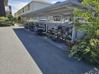 【その他共有部分】 屋根付き駐輪場です