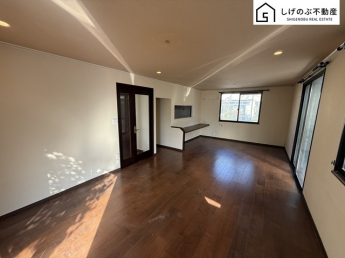 【居間・リビング】 採光良好なリビングは、ご家族の憩いの空間。居心地の良い快適な安らぎの場所にもなりそうです。