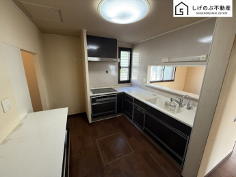 【キッチン】 キッチンは大容量の収納スペースが確保されたつくりになっています。