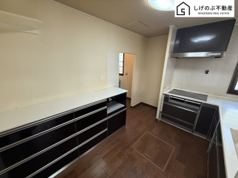 【キッチン】 キッチンは大容量の収納スペースが確保されたつくりになっています。