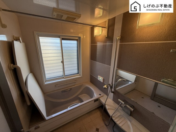 【風呂】 窓付きのバスルームは、明るく換気環境も良好。日中の入浴も気持ちよくお使い頂けそうです。